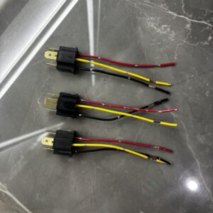Conector de bombillo H4 Macho